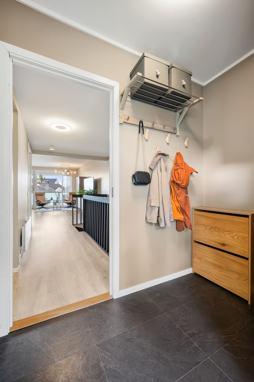 Velkommen inn! Lys og hyggelig entré med plass for garderobe- og opphengsløsninger. Galleribilde