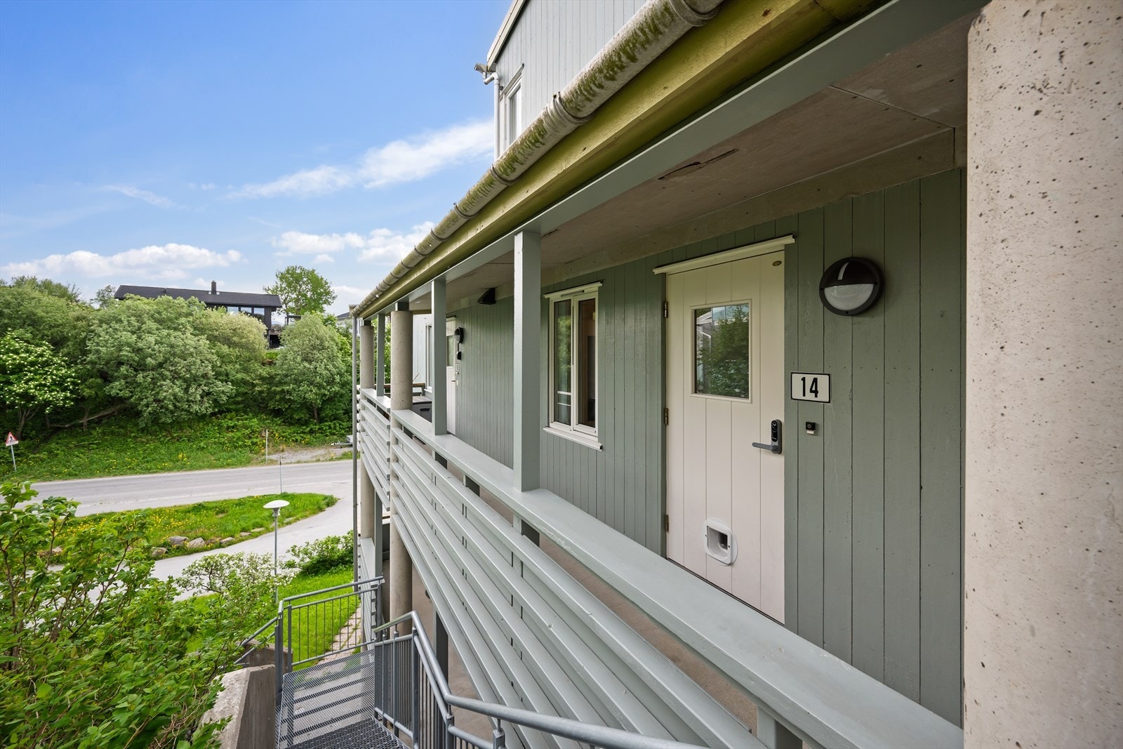 Adkomst til leiligheten via felles svalgang. Galleribilde