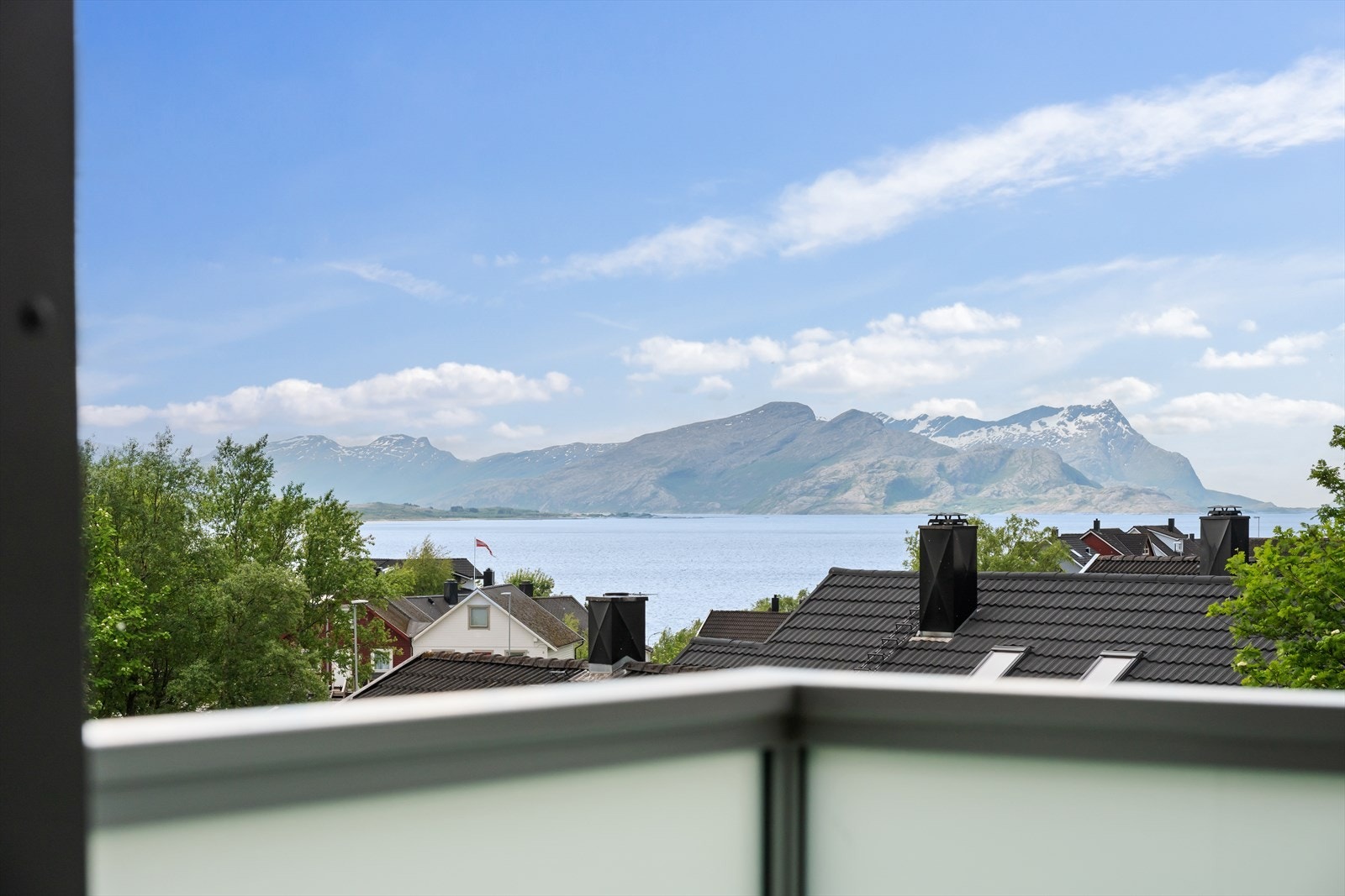 Her kan en virkelig senke pulsen og nyte lange soldager med strålende utsikt mot sjø og fjell. Galleribilde