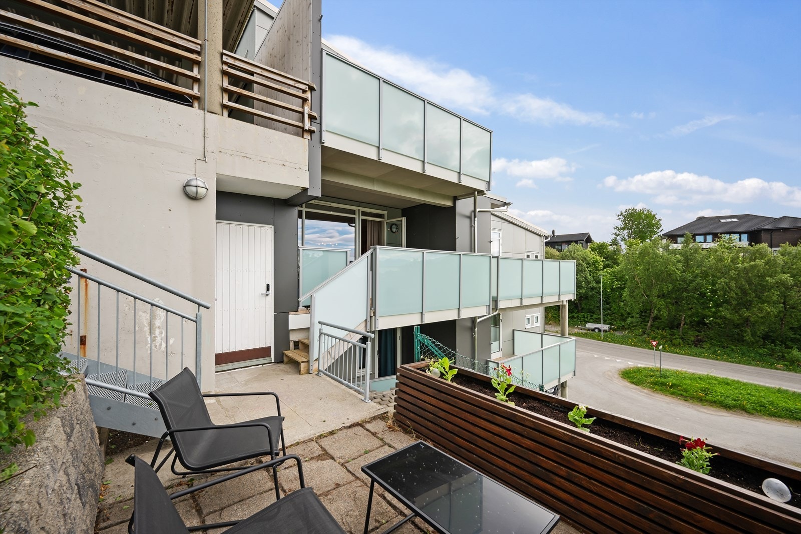 Leiligheten er en del av Alstad Terrasse borettslag, etablert i 2001. I 2024 renoverte borettslaget kledning, balkonger og terrasser på bygningsmassen Galleribilde