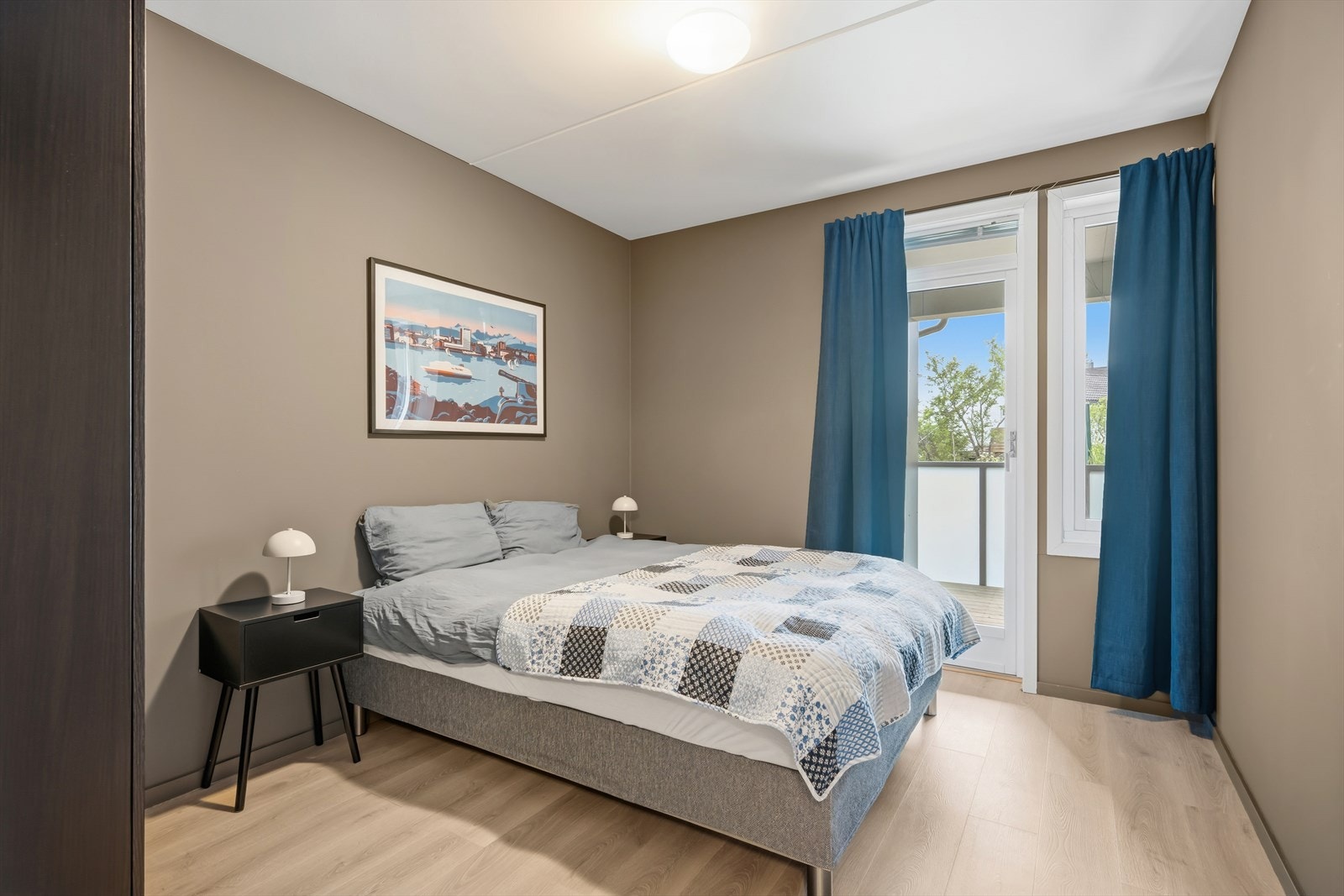 Fra det ene soverommet er det utgang til en egen balkong på cirka 6 m². Galleribilde