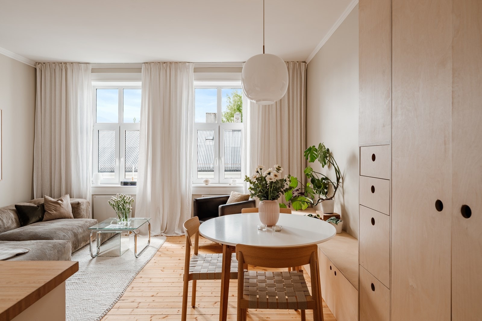 Dette er en arealeffektiv og lys 2-roms, full av sjarm og perfekt for deg som ønsker å bo sentralt, men i et rolig boligområde kun 15 min gåtur fra Oslo S. Galleribilde