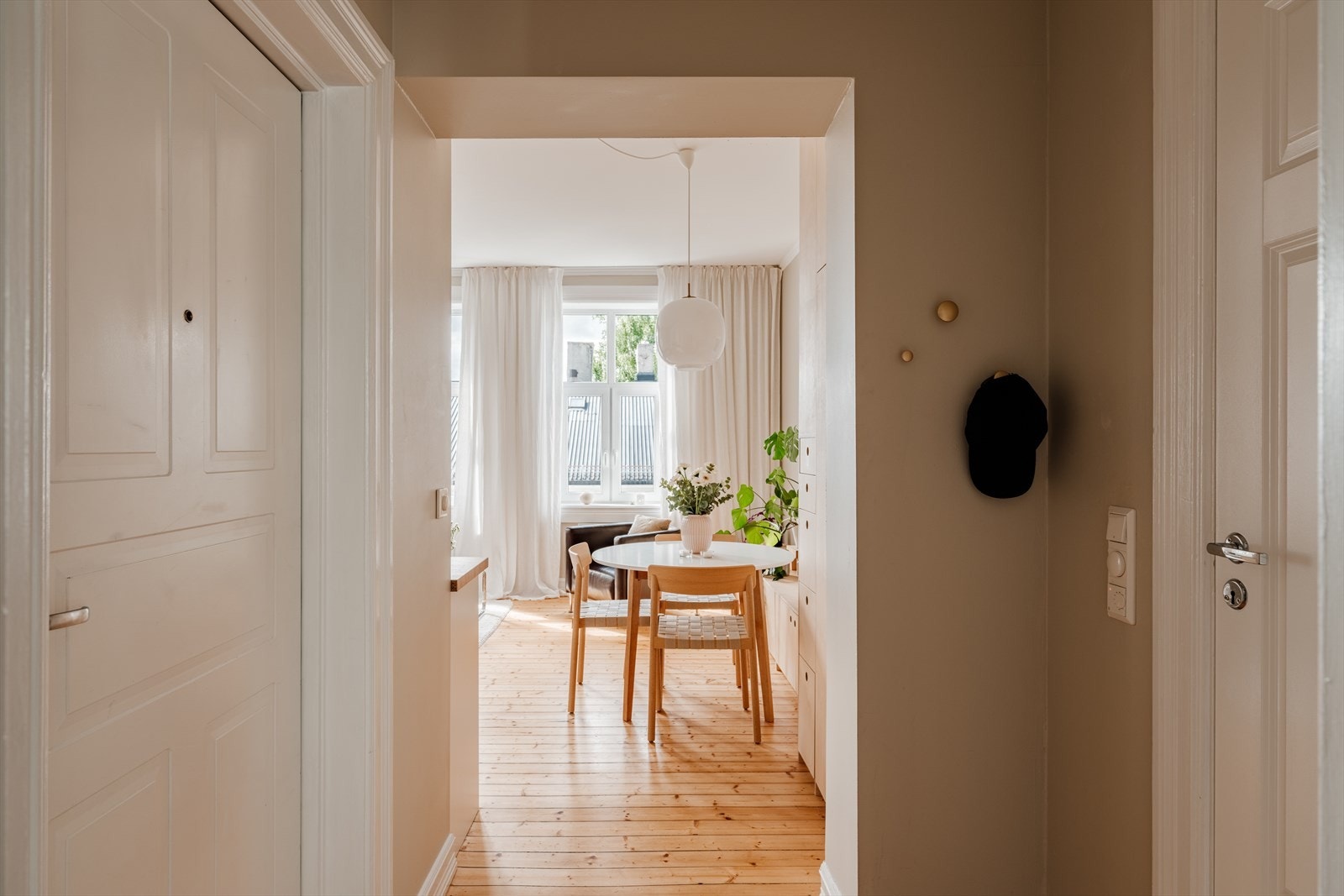 Yttergang med plass til knagger. I tillegg har man plass til ytterjakker i skap, rett til høyre når du kommer inn i stuen. Porttelefon montert på vegg. Galleribilde