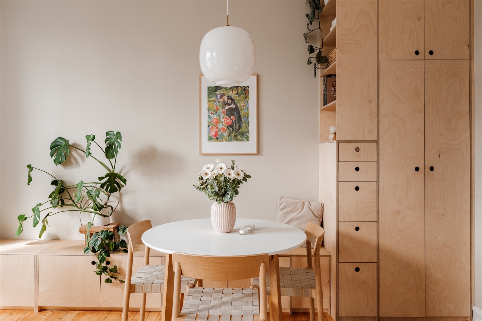 Stuen har naturlig plass til spisebord, TV-benk og sofagruppe. Galleribilde