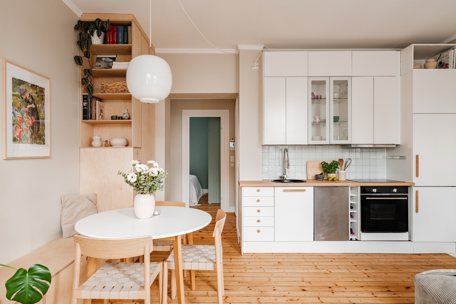 Hyggelig med spiseplass i tilknytning kjøkkenet. Galleribilde