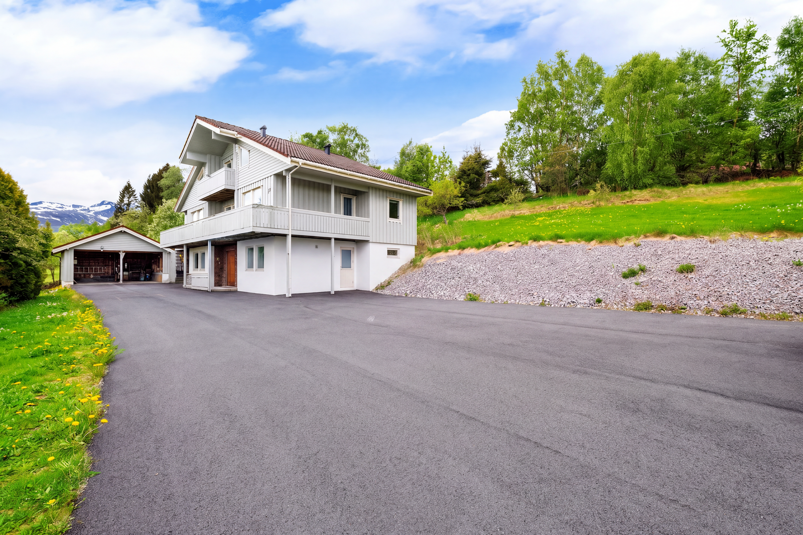 Det medfølger en tomt på 1,7 mål som ligger ved boligen. Se eget kartutklipp. Galleribilde