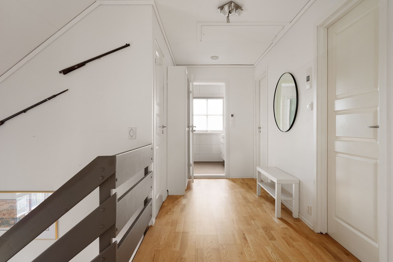 Gang i 2 etg. Her er luke til loft med oppbevaring. Galleribilde