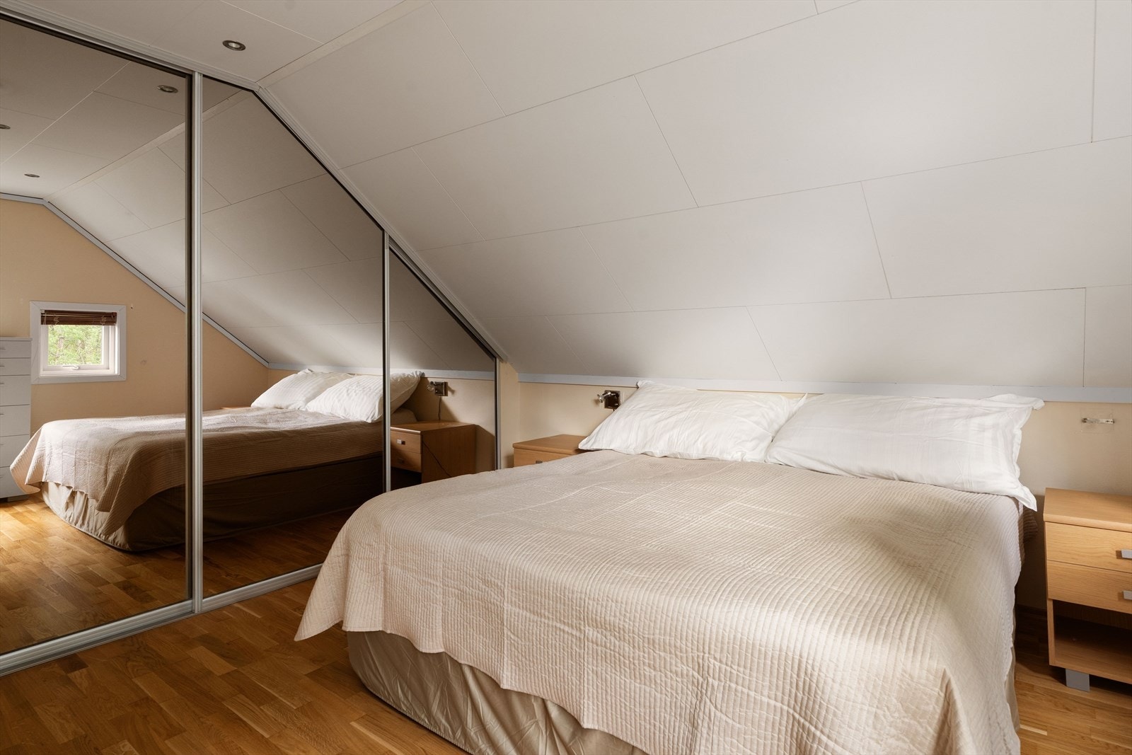 Det er 3 store soverom i 2 etg. Dette med skyvedørsgarderobe. Galleribilde