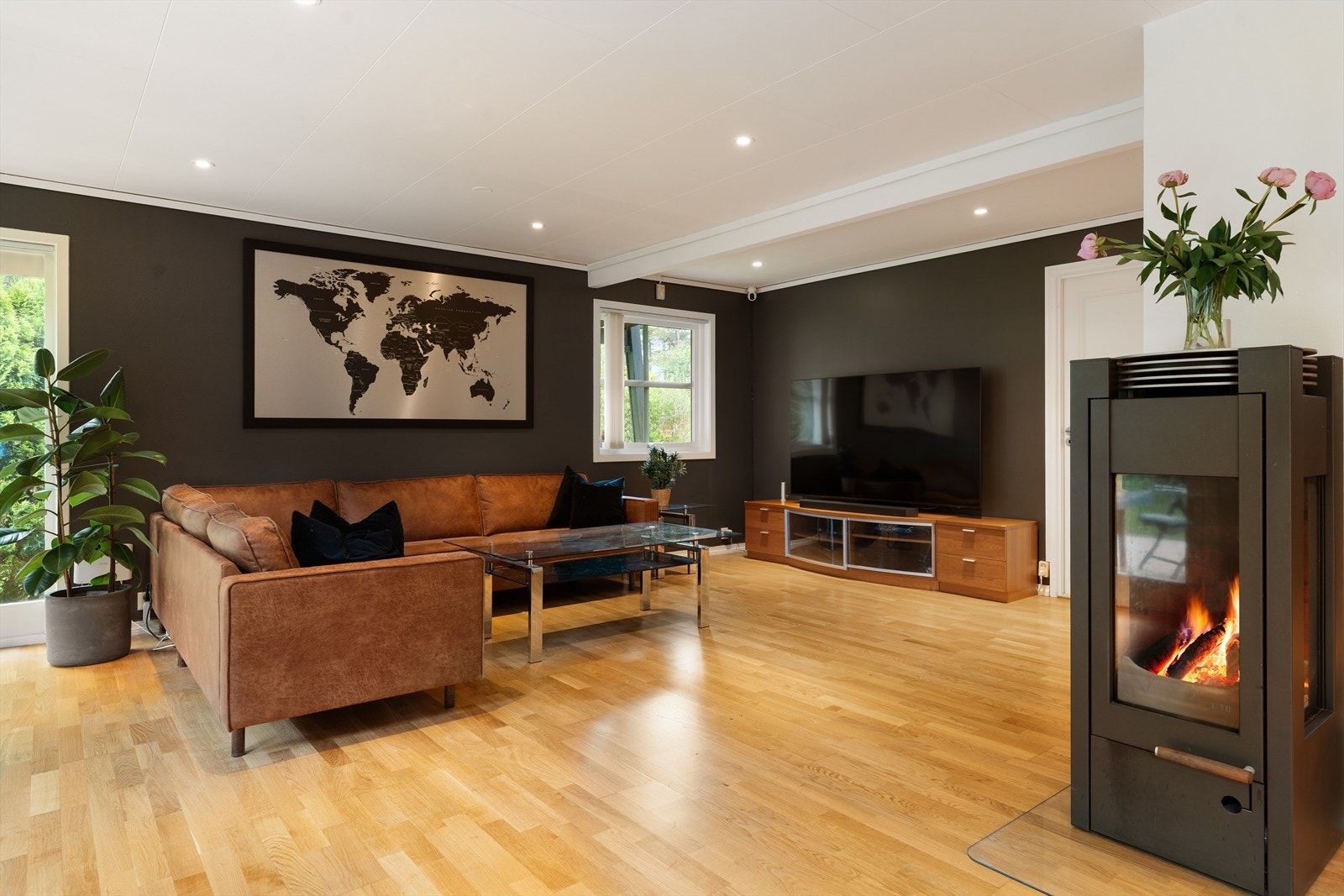 Ledlys i himling. Innstallert balansert ventilasjonsanlegg. God plass til sofagruppe. Galleribilde