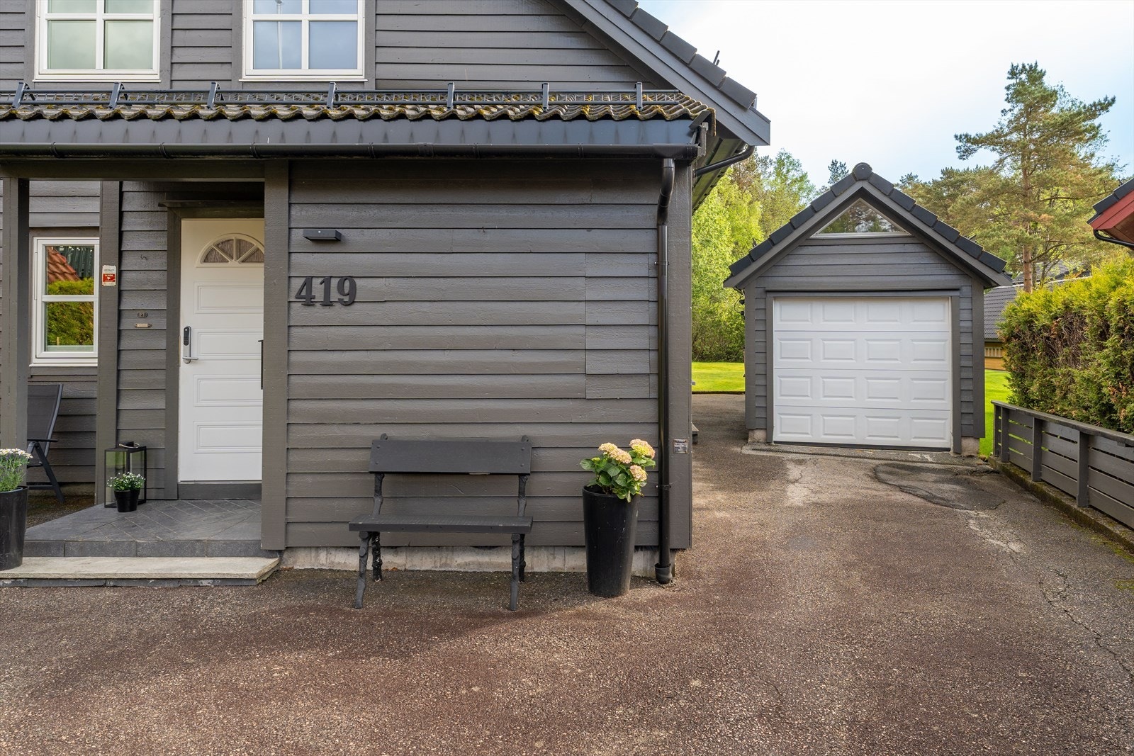 Boligen har garasje med portåpner og godt med biloppstillingsplass på egen tomt. bod i bakkant. Galleribilde