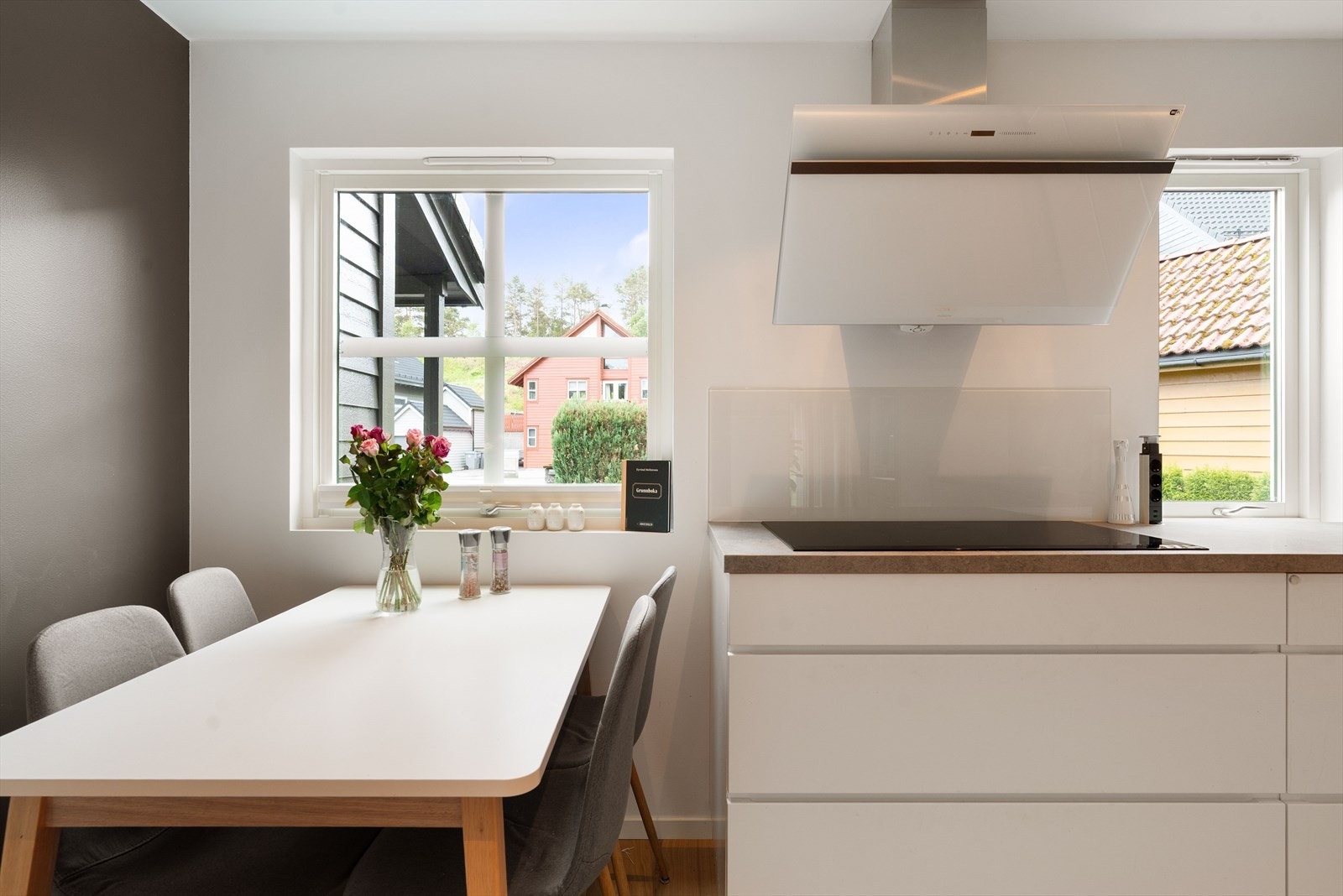 Eksklusiv ventilator og bred platetopp. Gode lysforhold. Galleribilde