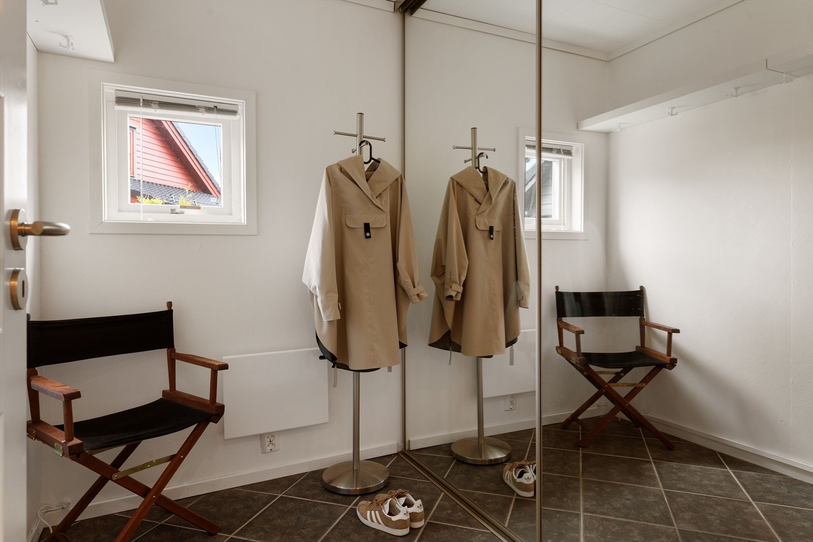 Ved inngangspartiet er det laget til et omkledningsrom med skyvedørsgarderobe. Galleribilde