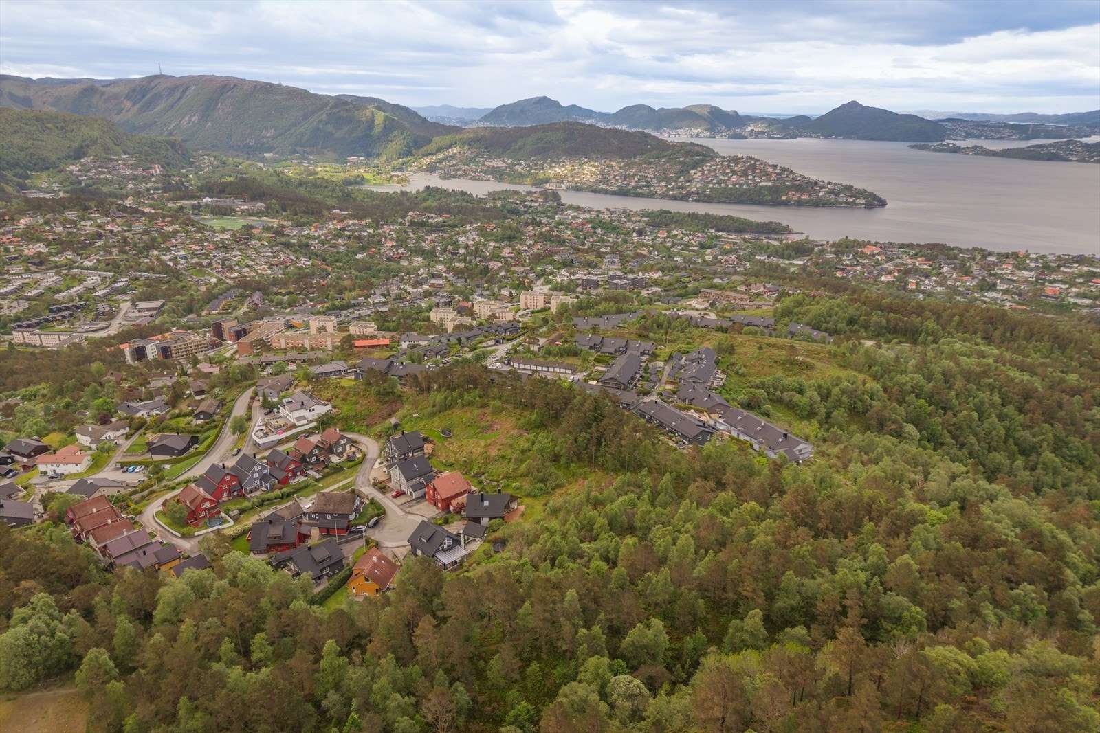Boligen ligger på høydedrag med turområder rett utenfor døren. Kort kjøretur til Åsane Senter med alle fasiliteter. Galleribilde