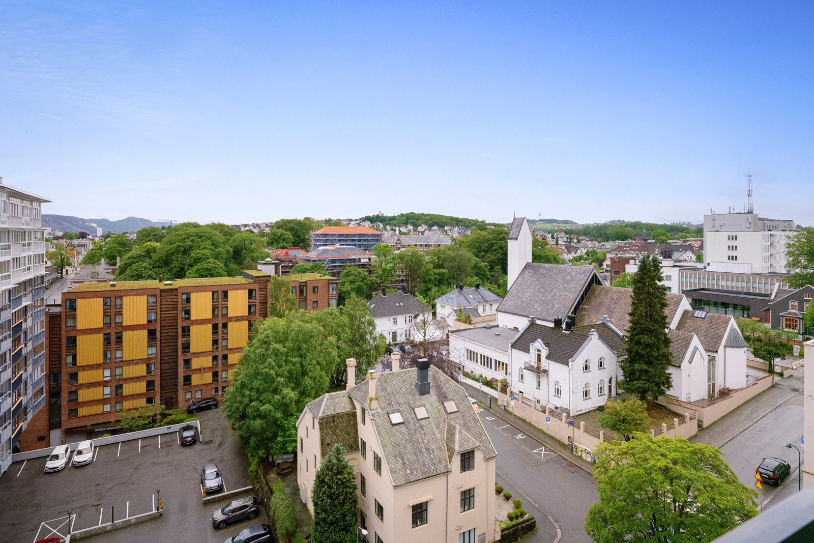 Den høye plasseringen gir en luftig og åpen følelse, med flott utsyn over Stavanger sentrum. Galleribilde