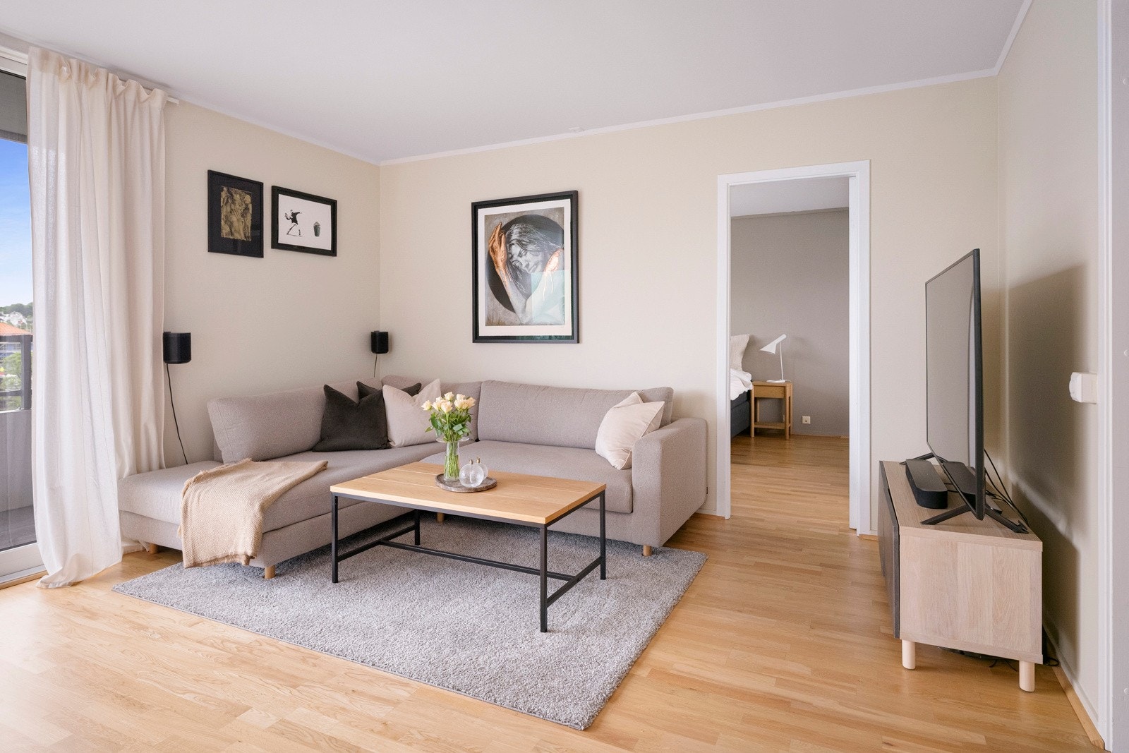 Stuen er et lyst og innbydende oppholdsrom med god plass til både sofagruppe, tv-møblement og spisebord. Galleribilde