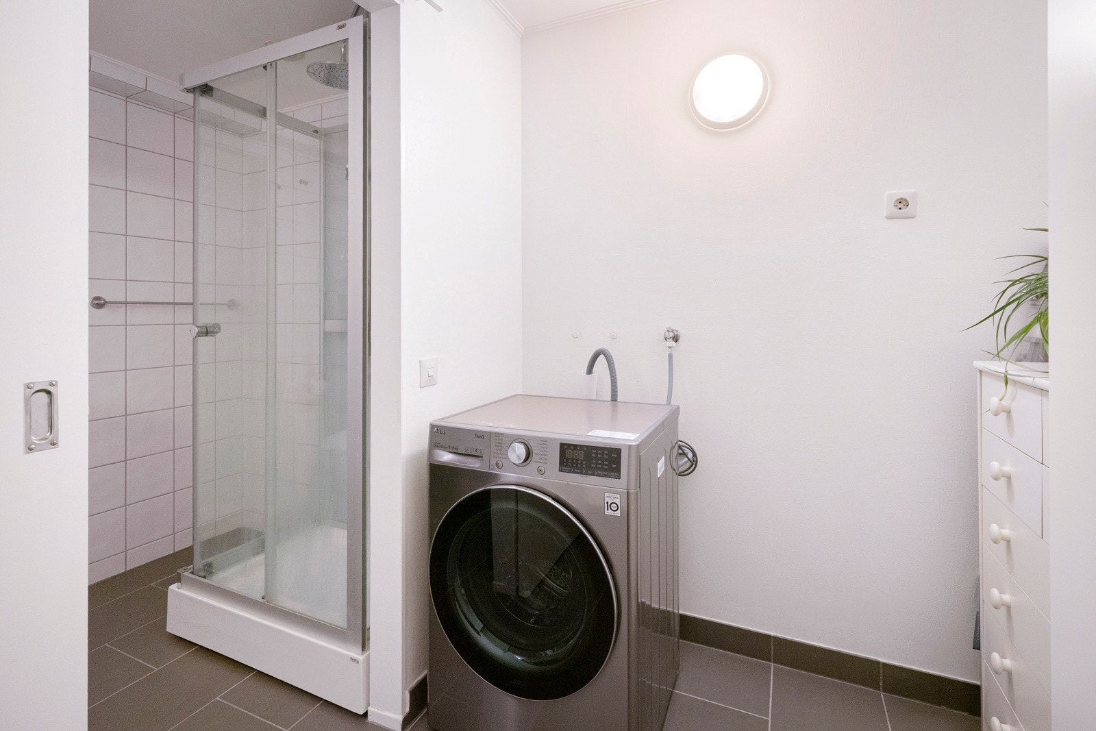 Det separate vaskerommet ligger vegg i vegg med badet og gir boligen en ekstra god brukskvalitet i hverdagen. Galleribilde