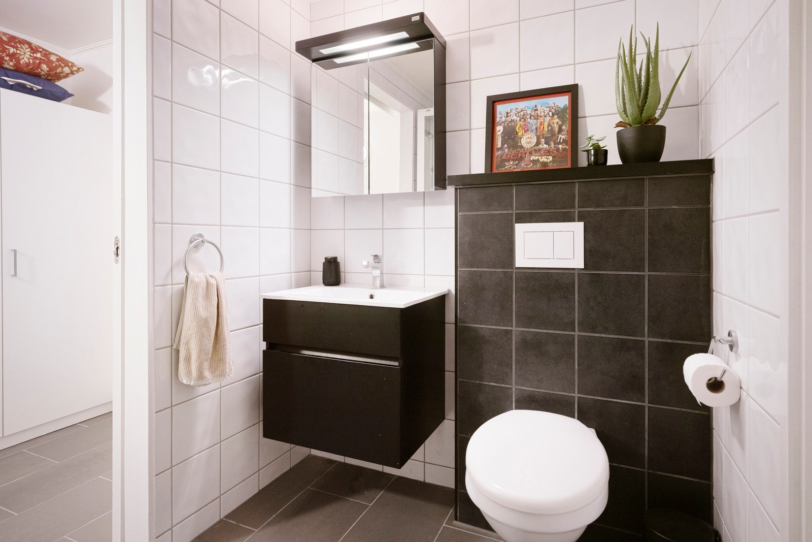 Badet er innredet med fliser på vegger og gulv, malte plater i tak, varmekabler i gulv og avtrekk tilkoblet ventilasjonsanlegg. Galleribilde