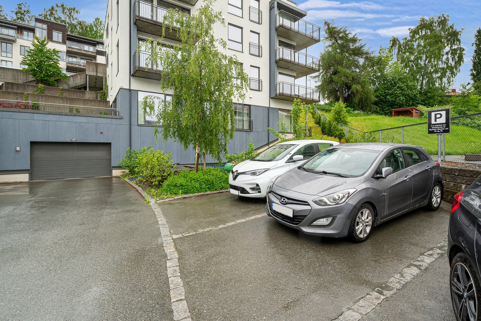 Gjesteparkering på utsiden av bygget Galleribilde