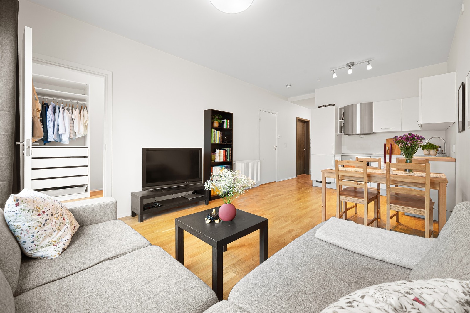 Leiligheten har en romslig stue/kjøkken på ca. 21,9 m² Galleribilde