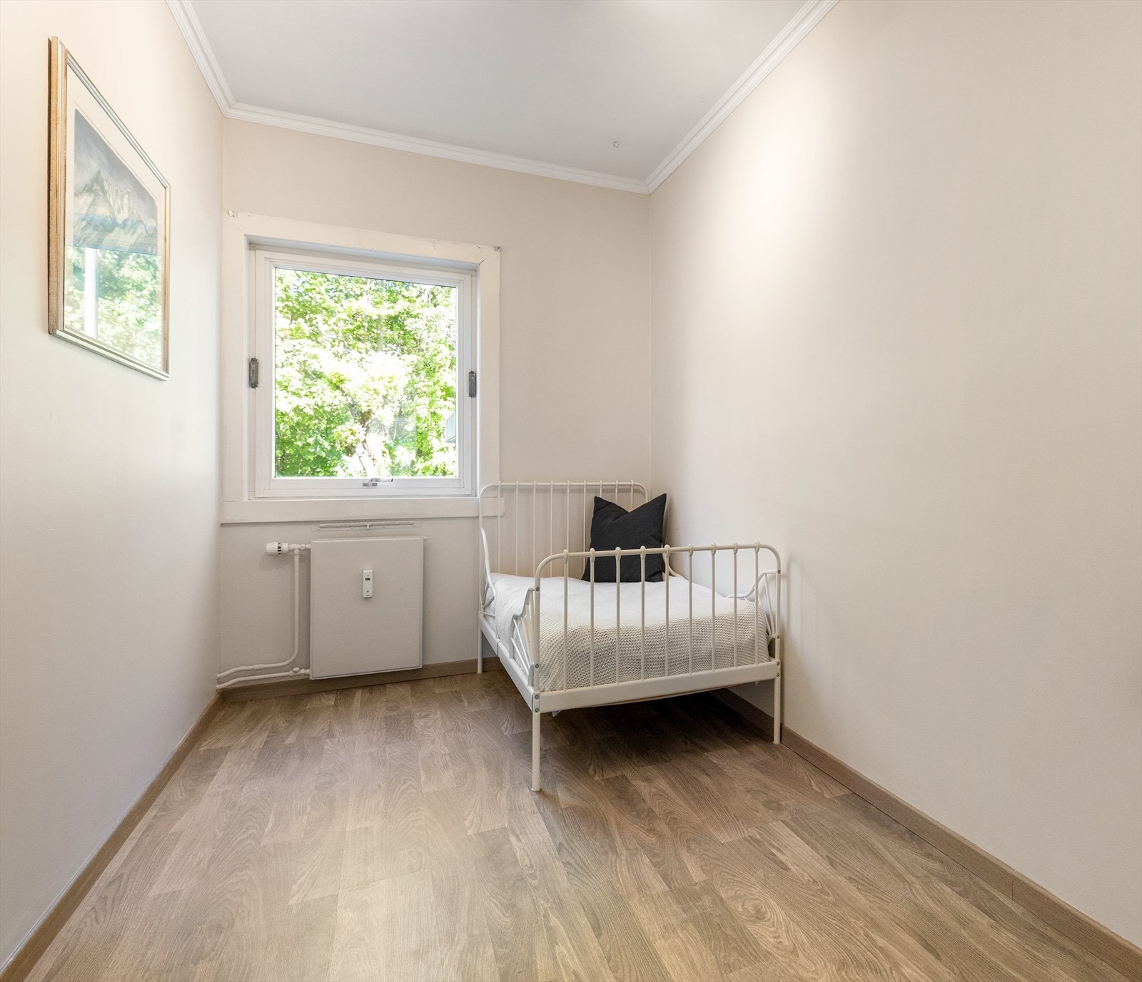 Soverom nr. 2 har garderobeskap og godt med plass til seng, nattbord, kommode eller skrivepult. Galleribilde