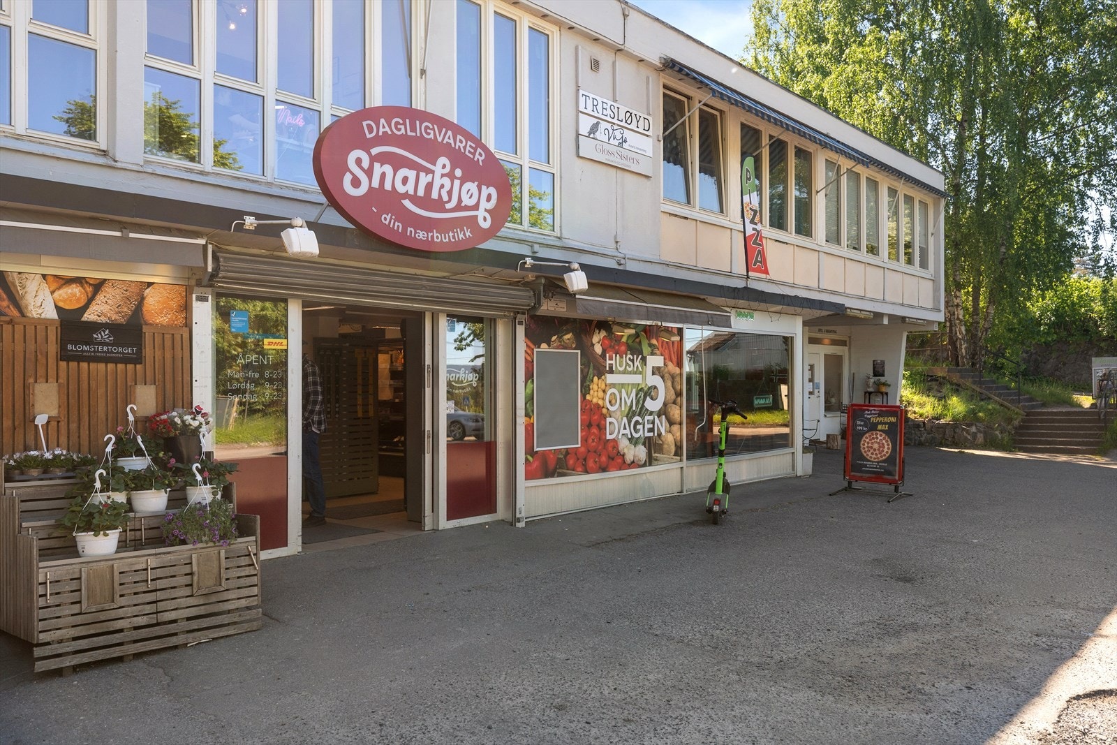 Her bor du i et fredelig nabolag, samtidig som du har kort vei til søndagsåpen Snarkjøp + pizzarestaurant ca. 100 m unna, T- bane (800m), skoler (800m), barnehager (700m) og flotte turområder. Galleribilde