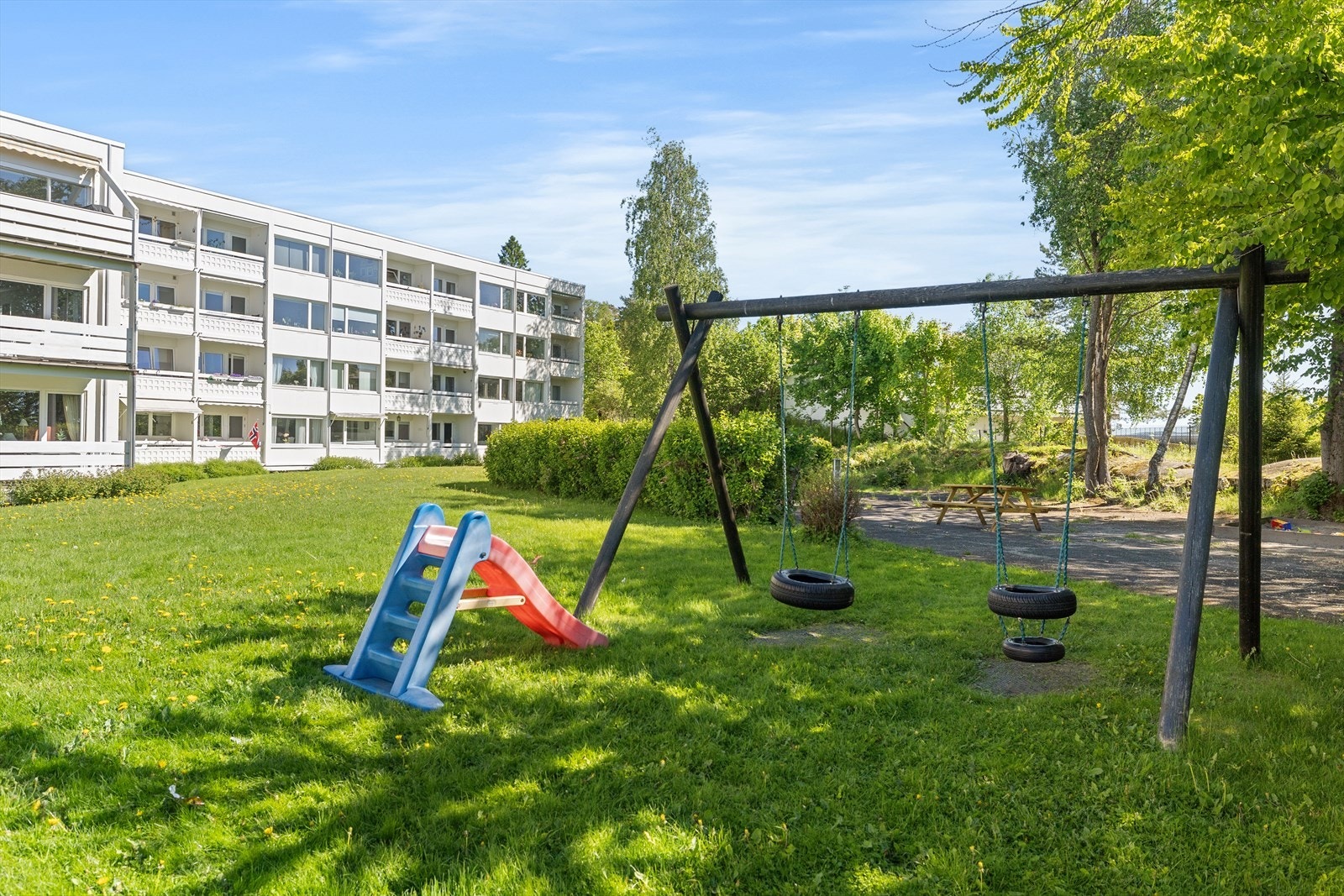 Sameiet har solrike og barnevennlige fellesområder, pent opparbeidet med sittegrupper, lekeplass, store grøntarealer mm. - Perfekt for barnefamilier eller for dem som ønsker en mer tilbaketrukket bosituasjon uten å bo langt unna byen. Galleribilde