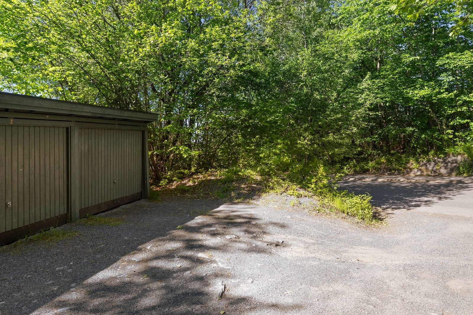 Det medfølger en garasjeplass i garasjebygg (plass nr. 1). Det er felles lader ved vaskeriet. Seksjonseier betaler kr. 100,- pr. mnd. for leie av grunn til garasje. Galleribilde