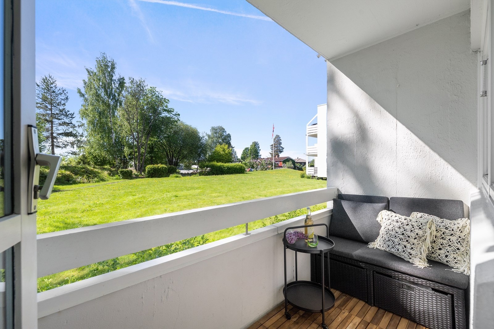 Dette er en flott mulighet til å sikre seg en fredelig & stilren 3-r m/solrik balkong & grønn utsikt - Garasje - Nær T-bane, skoler og barnehage. Galleribilde