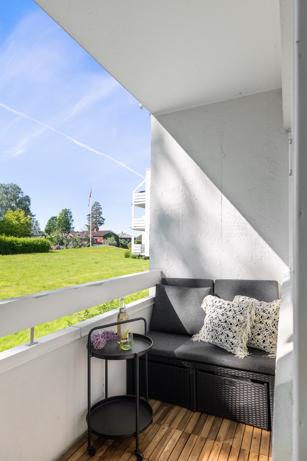 Fra stue/ kjøkken er det adkomst til en lun og sydvendt balkong med utsyn over grøntarealer. Den lune og overbygde balkongen, lar deg nyte den friske uteluften selv på dager med ruskevær og har plass til utemøblement, grill, blomster etc. Galleribilde