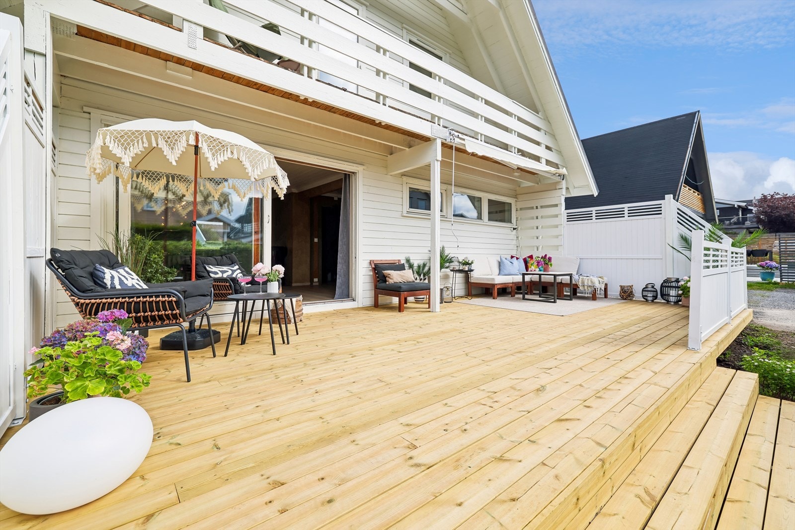 En ny og sørvendt terrasse på 31 m² skaper en flott uteplass. Galleribilde