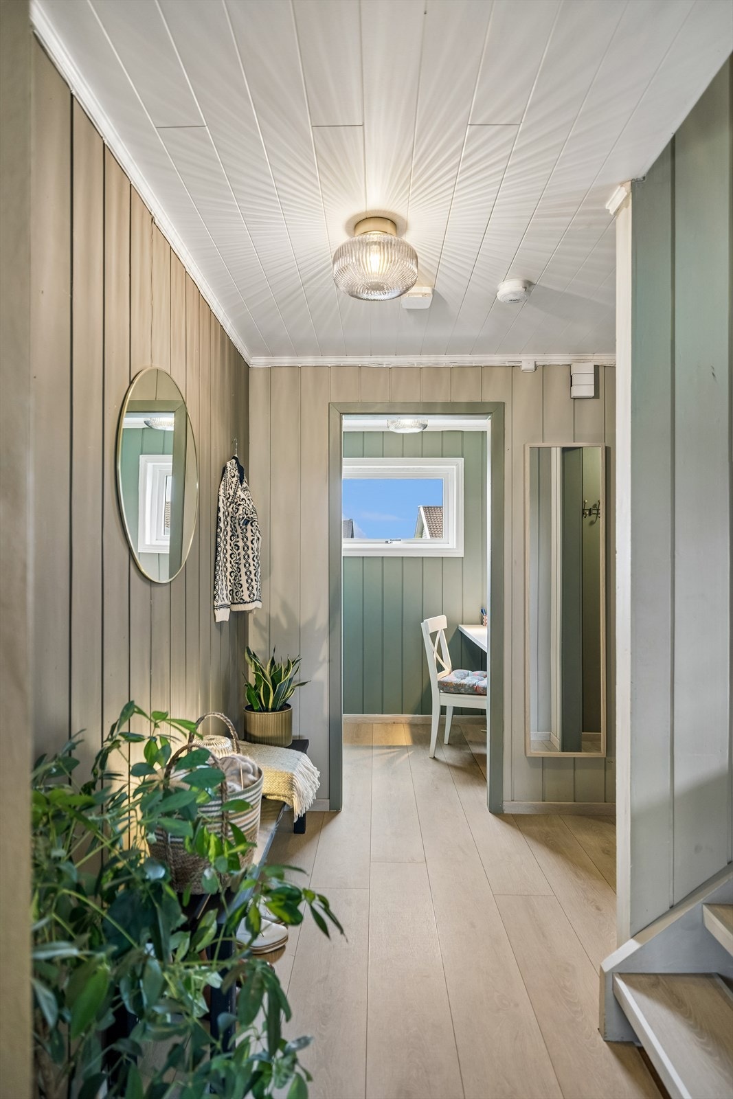 Vindfanget leder inn til en lys gang med adkomst til de øvrige rommene i etasjen. Galleribilde