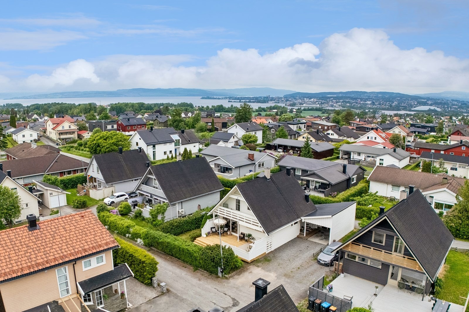 Hasselvegen 40 ligger i et stille og barnevennlig nabolag med kort vei til skoler, barnehager, Mjøsa og Hamar by. Galleribilde