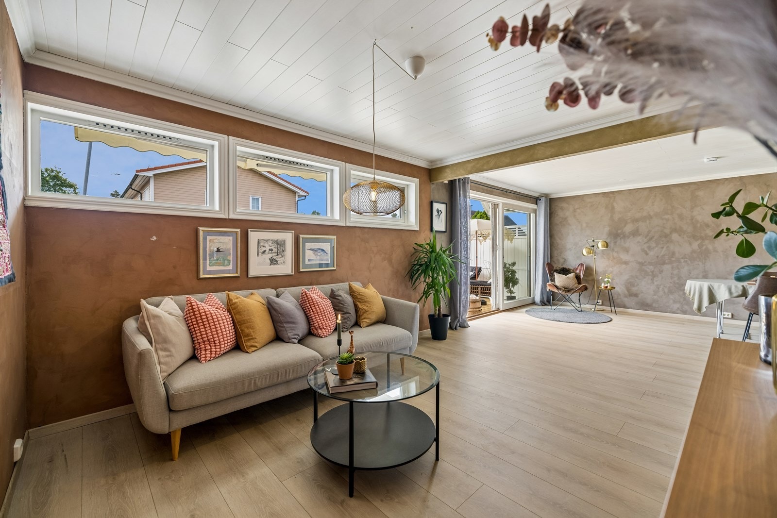 Stuen har god plass til en romslig sofagruppe. Galleribilde