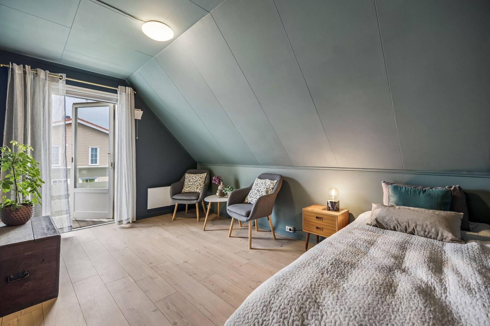 Soverom tre er romslig og har utgang til luftebalkong. Galleribilde
