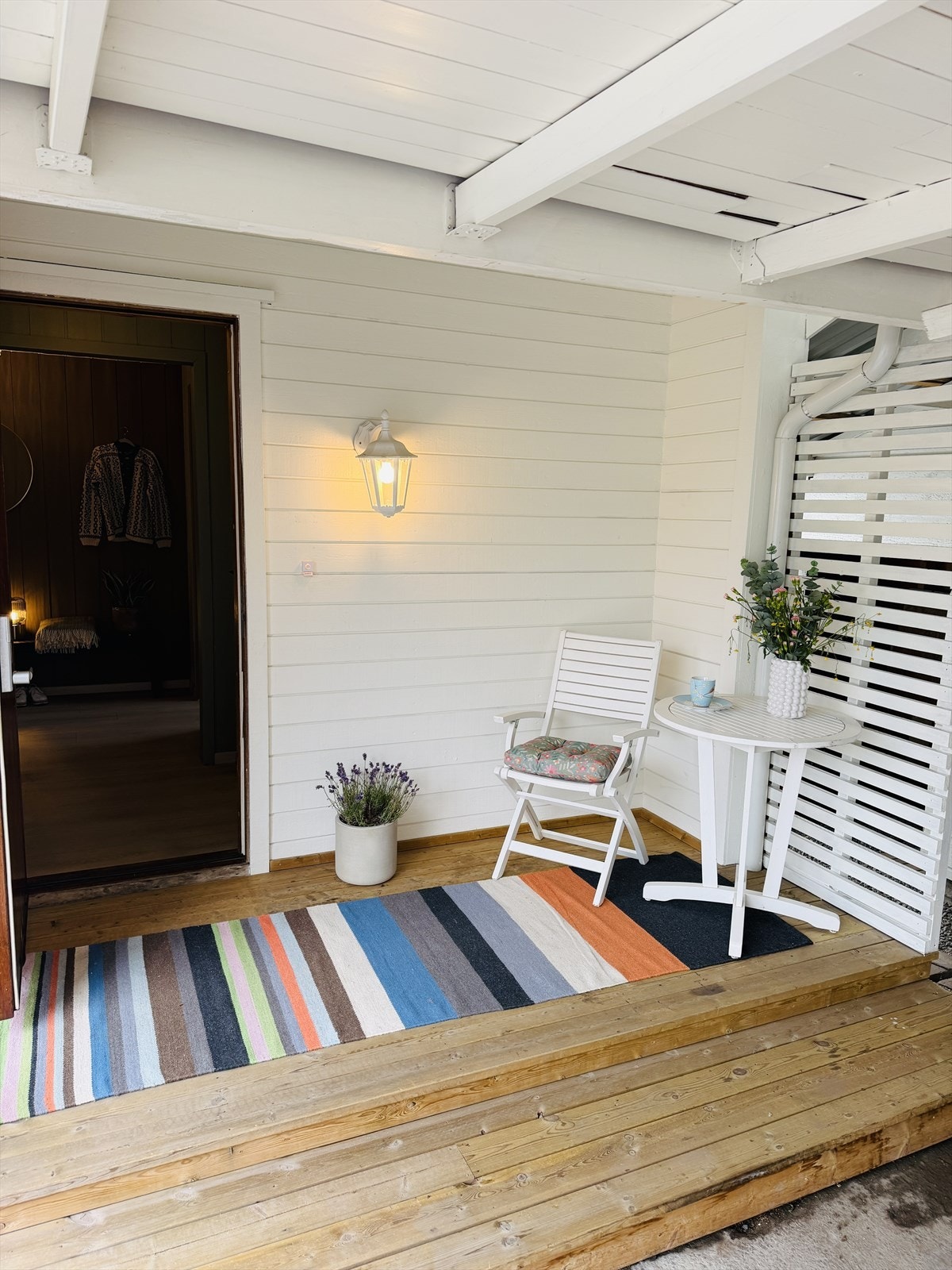 Et overbygd inngangsparti skjermer mot regn og snø, og gir boligen et lunt og innbydende uttrykk. Privat bilde. Galleribilde