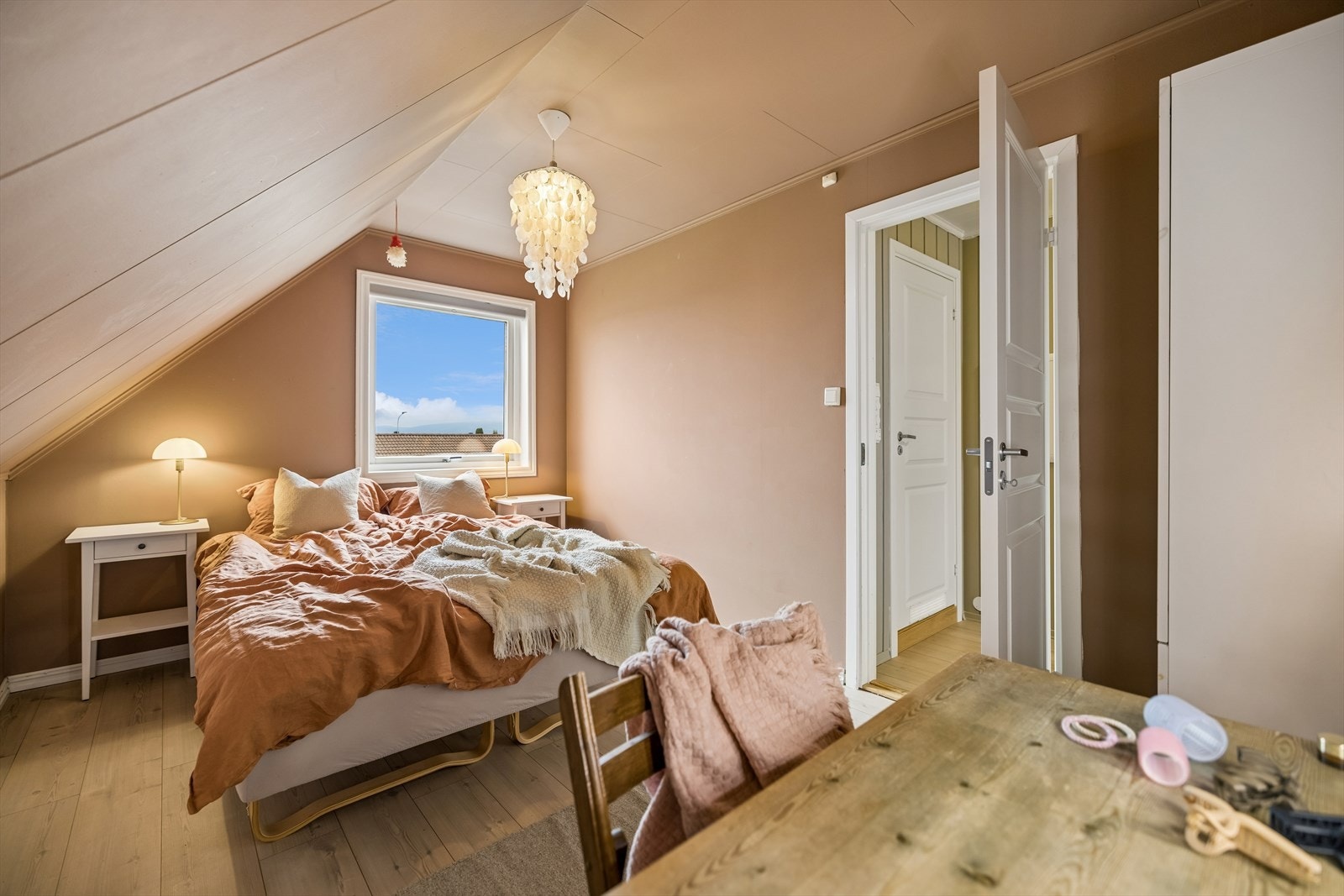 Hovedsoverommet har god plass til dobbeltseng og oppbevaring. Galleribilde