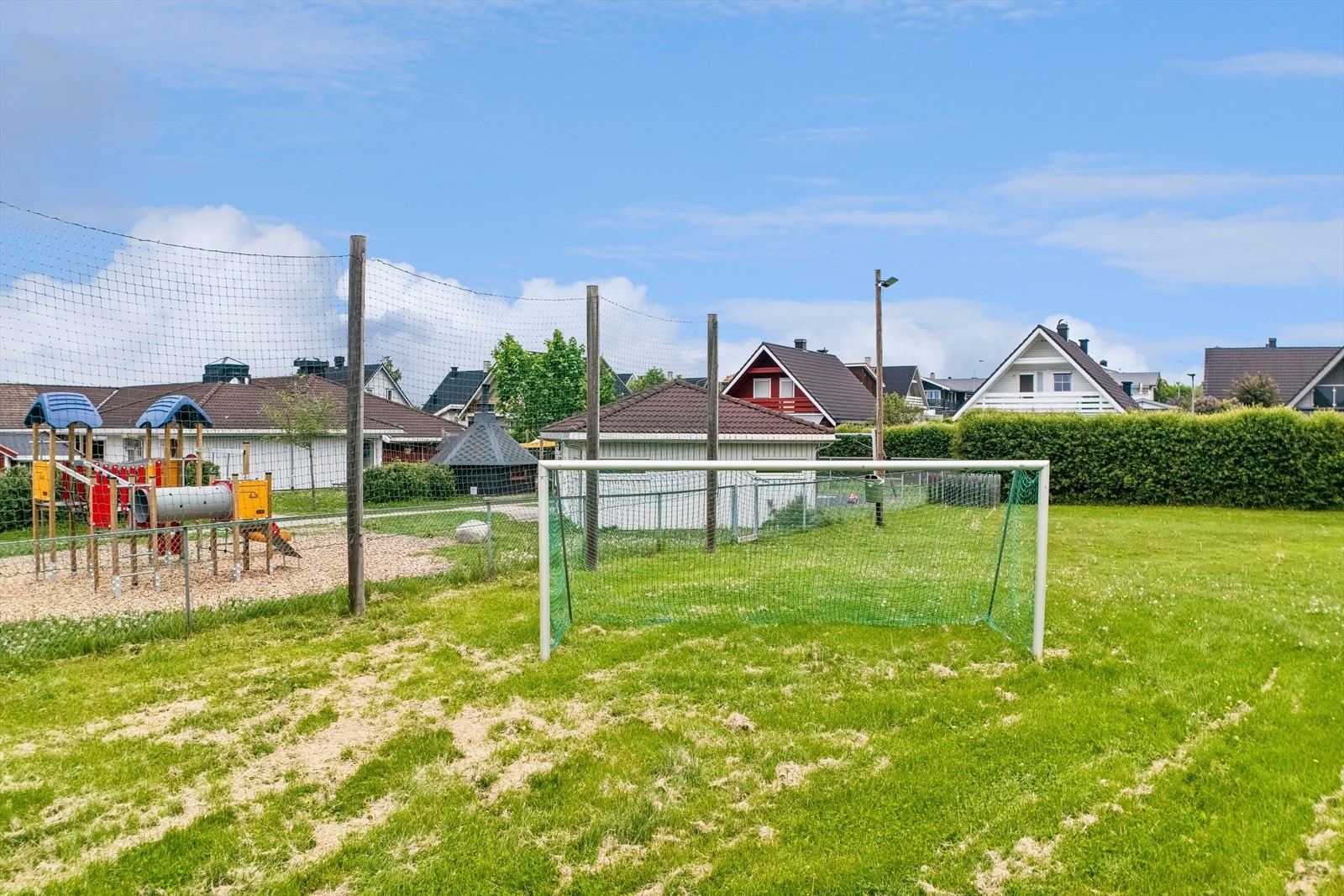 Rett ved ligger en koselig lekeplass, balløkke, akebakke og Hoberg barnehage, perfekt for barnefamilier. Galleribilde