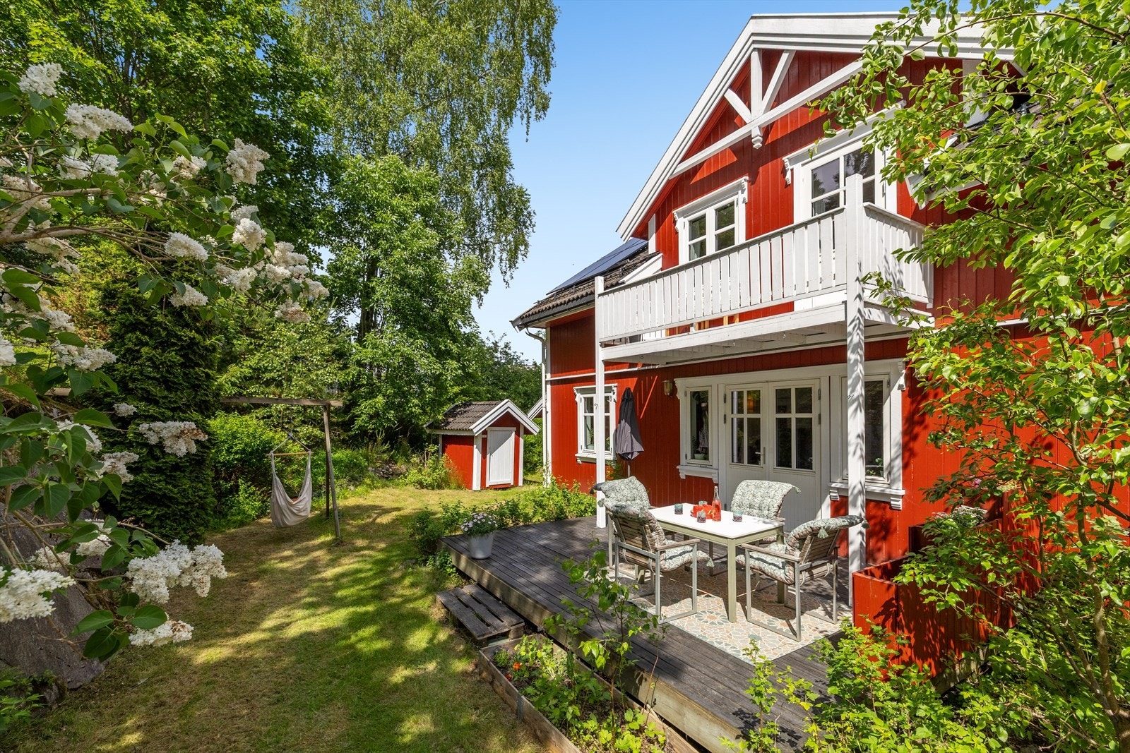 Den vestvendte treterrassen på ca. 20 m² har direkte utgang fra stuen og god plass til sittegruppe. Galleribilde