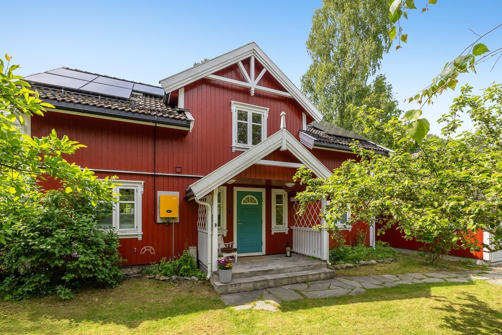 Her bor du med kort vei til skoler, barnehager og diverse servicetilbud. Galleribilde