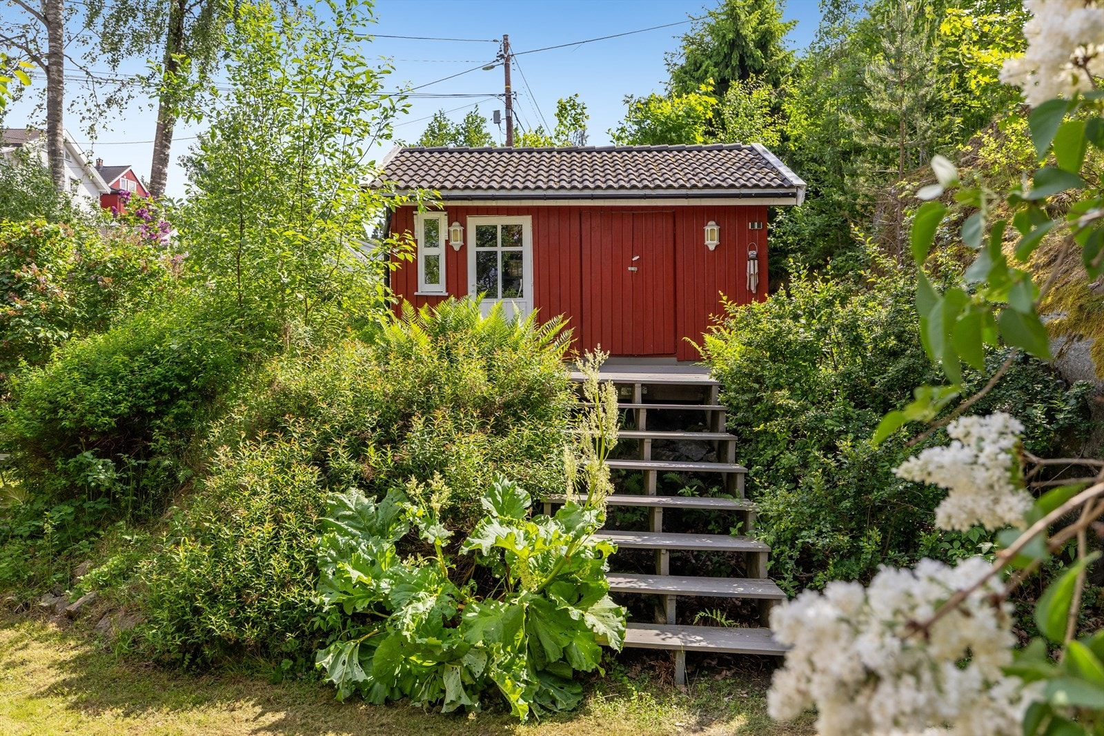 Praktisk uthus fra 2016 på ca. 16 m², med innlagt strøm, bod og verksteddel. Galleribilde