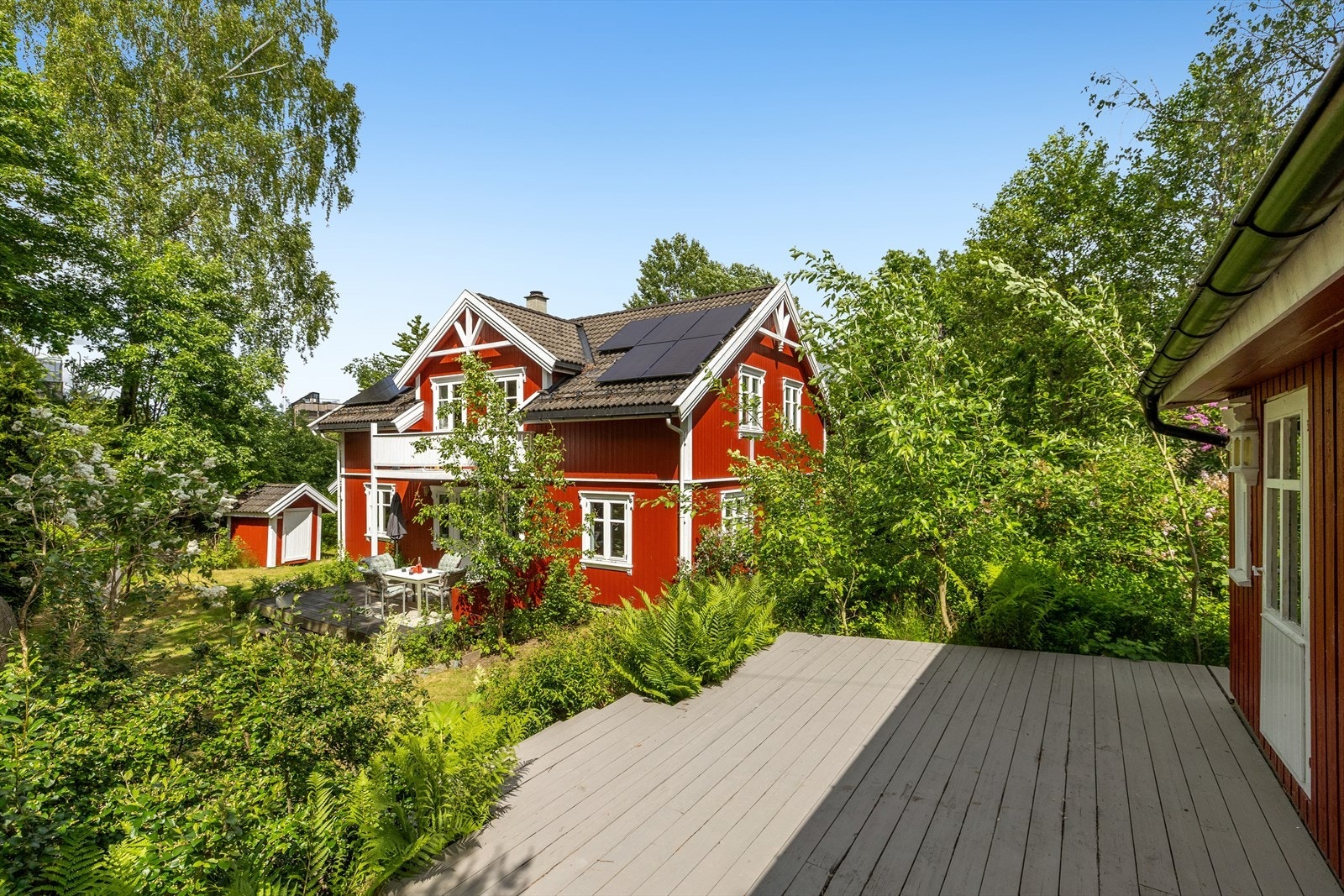 Til uthuset hører en terrasse på ca. 25 m², med god oversikt over den frodige og skjermede hagen. Galleribilde