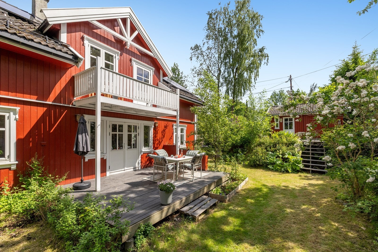 Den tofløyede terrassedøren i stuen skaper en fin overgang mellom inne- og uterom. Galleribilde