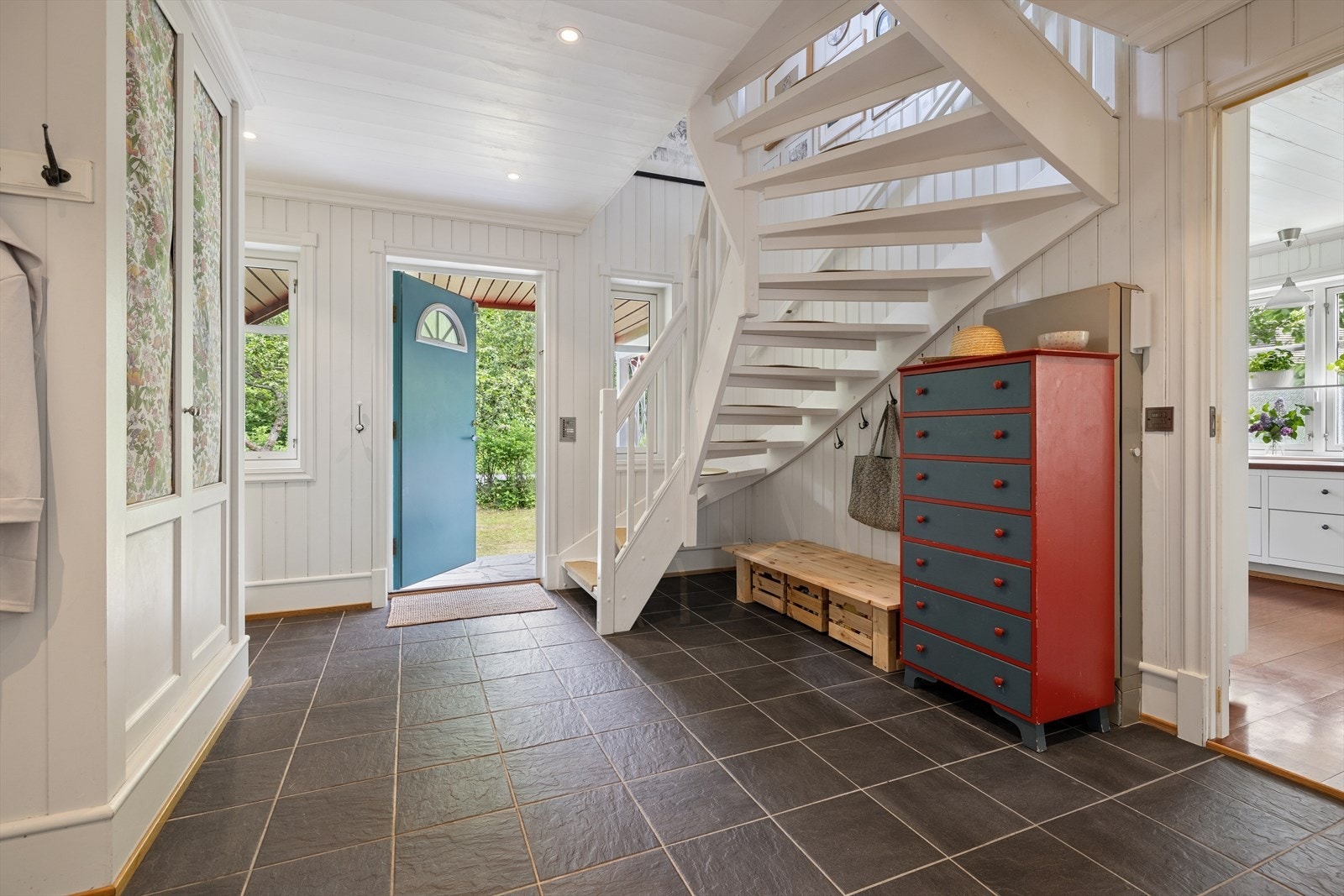 Velkommen inn! Entré med god plass til å henge fra seg yttertøy og sette fra seg sko. Galleribilde