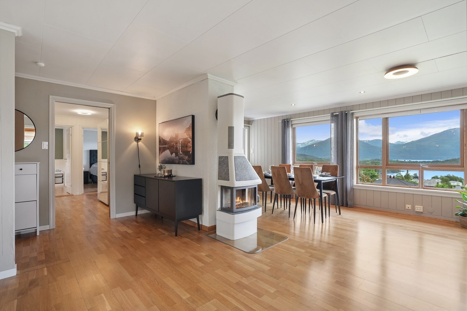 Fra stuen er det en åpen og naturlig flyt mot gangen og resten av etasjen. Galleribilde