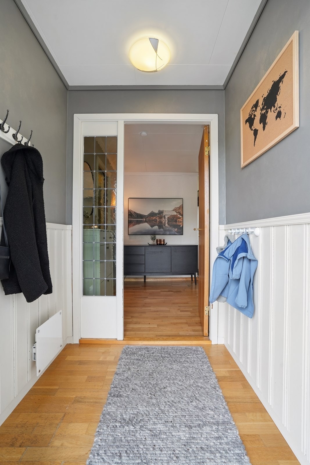 Vindfang med plass til klesoppheng på knaggrekker. Galleribilde