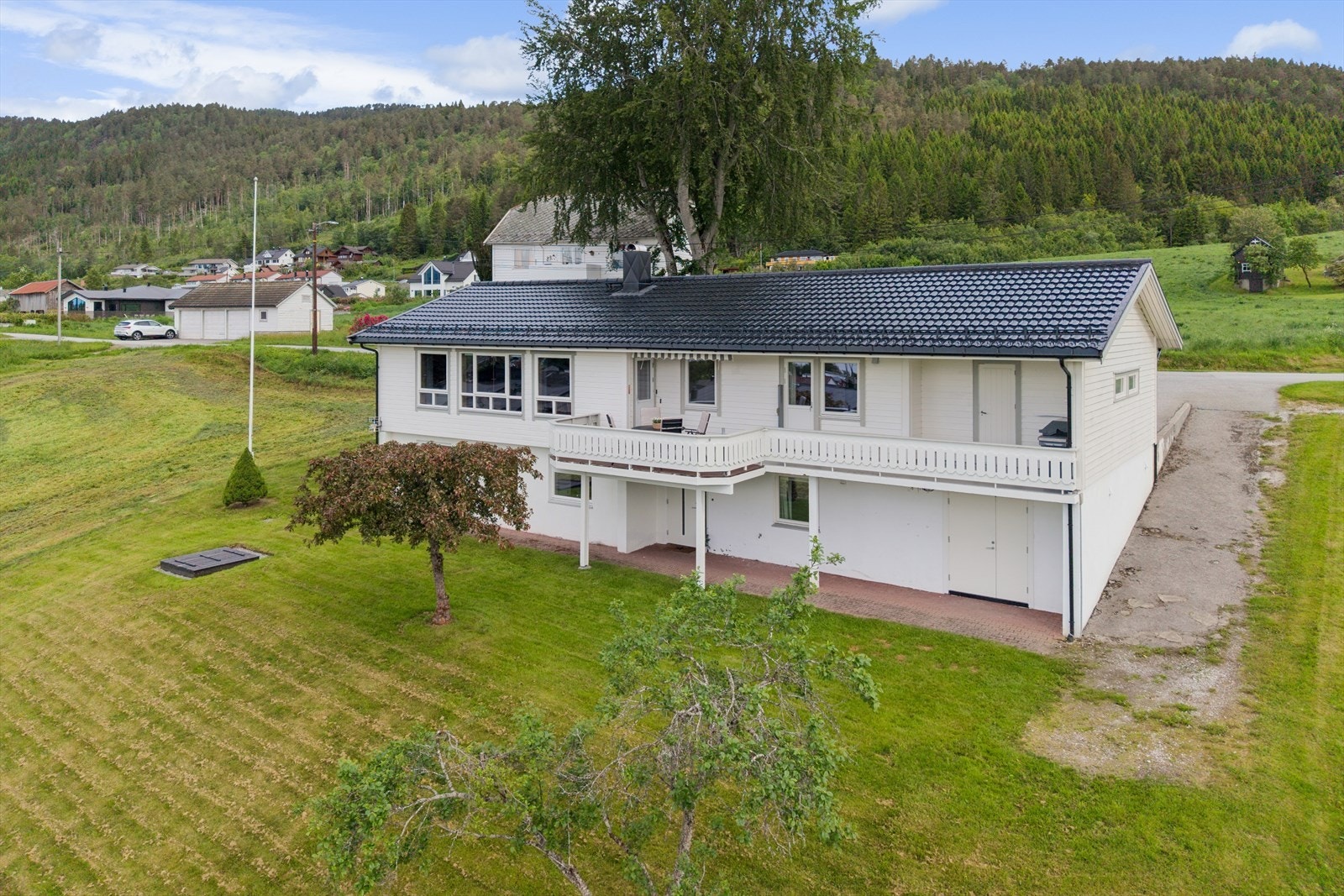 Eiendommen har en pent opparbeidet tomt med plenarealer og diverse beplanting. Galleribilde