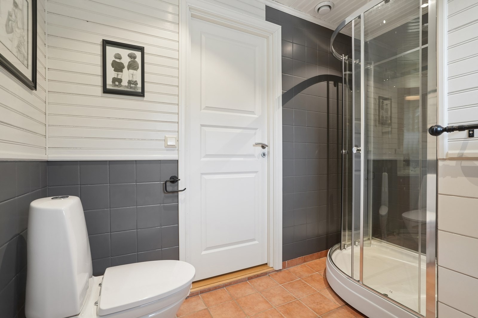 Badet har standard fra 1990-tallet og har et oppgraderingsbehov. Galleribilde