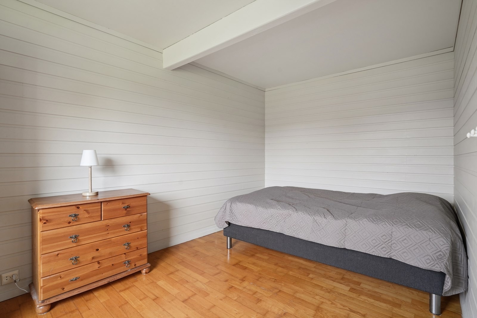 Det andre rommet i utleiedelen, innredet for soveplass (ikke omsøkt/godkjent). Galleribilde