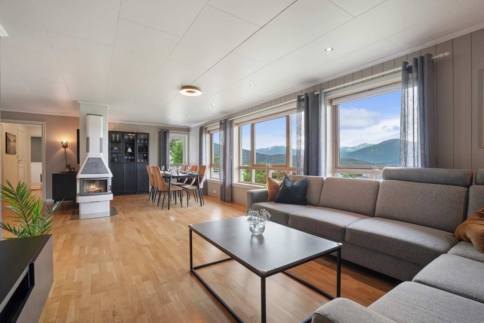 Stuen i hovedetasjen har god plass til både sofagruppe og spisebord. Galleribilde