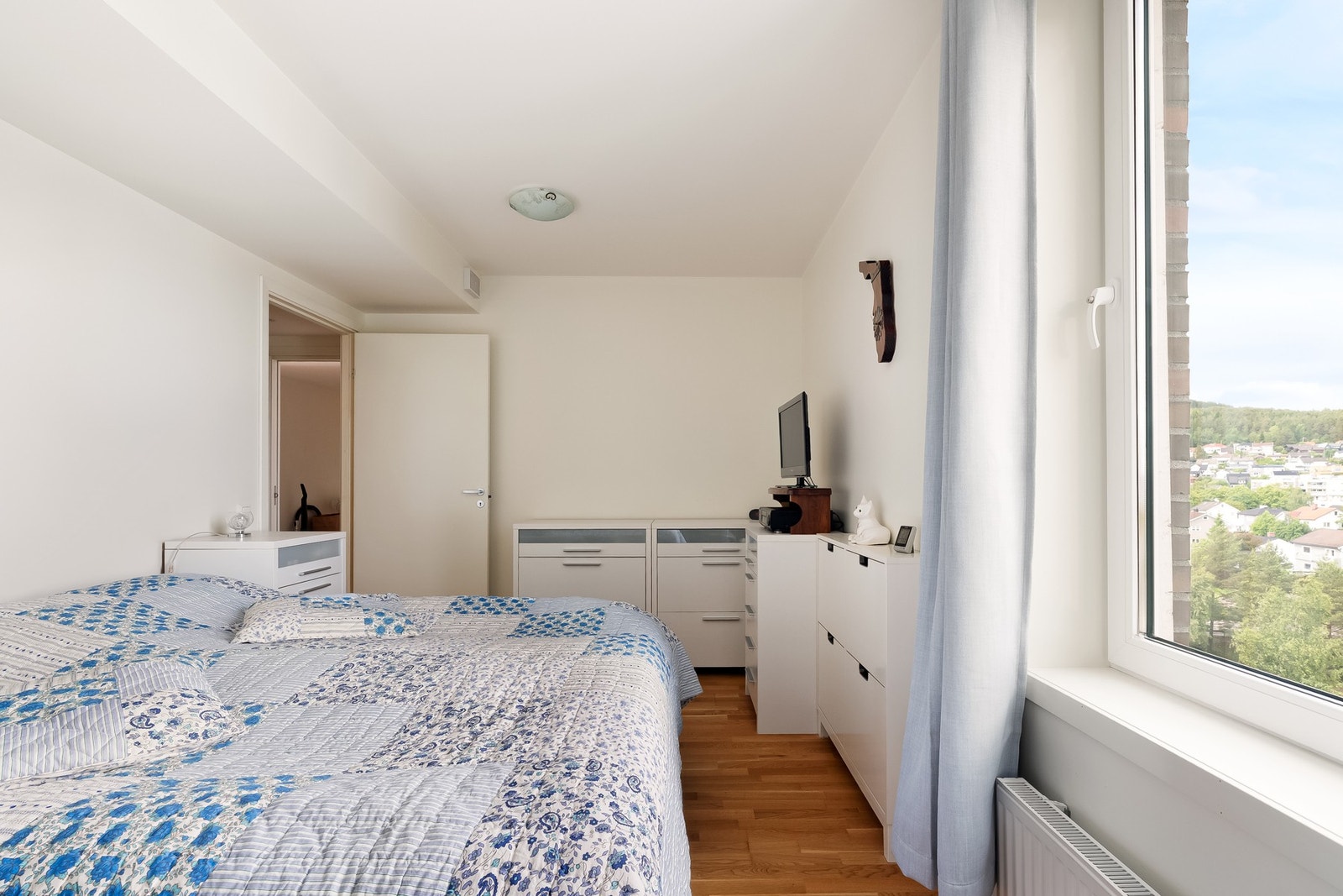 Det er også plass til ytterligere oppbevaringsmøblement på soverommet. Galleribilde